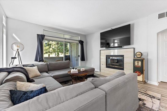 2070 Stonefield Ln, Santa Rosa, CA 95403