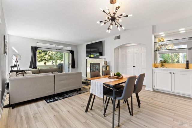 2070 Stonefield Ln, Santa Rosa, CA 95403