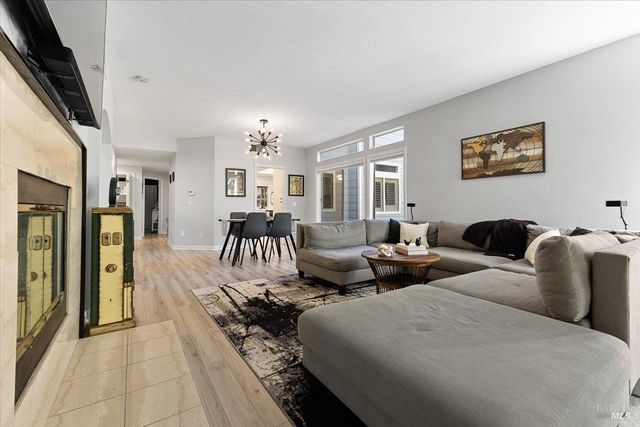 2070 Stonefield Ln, Santa Rosa, CA 95403