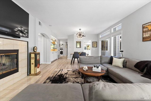 2070 Stonefield Ln, Santa Rosa, CA 95403