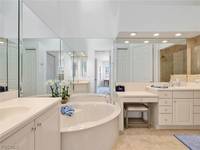 6422 Legacy CIR 704, Naples, FL 34113