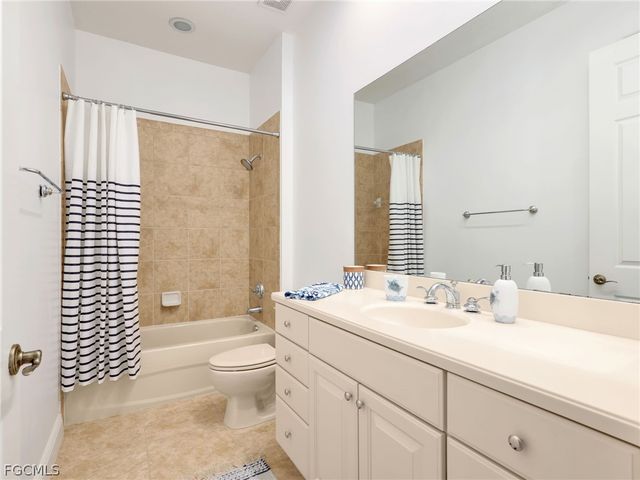 6422 Legacy CIR 704, Naples, FL 34113