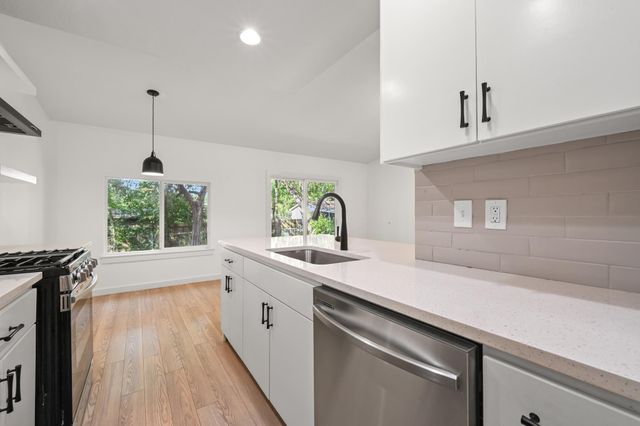 2313 Lakehurst DR, Austin, TX 78744