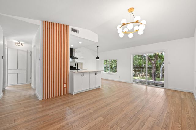 2313 Lakehurst DR, Austin, TX 78744
