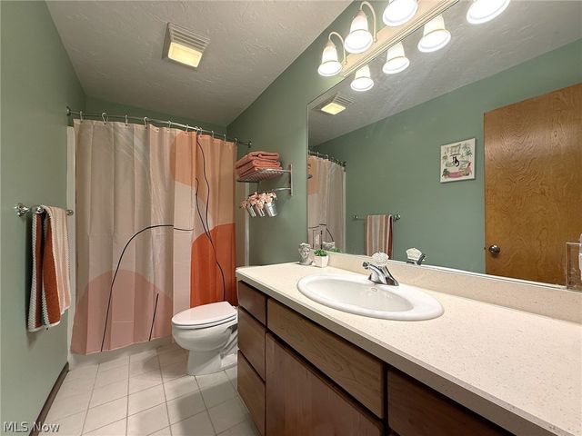 9350 Hidden Lake Drive, Chesterland, OH 44026