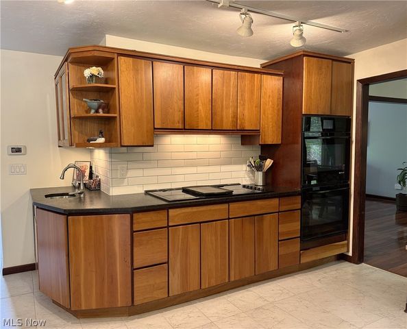 9350 Hidden Lake Drive, Chesterland, OH 44026