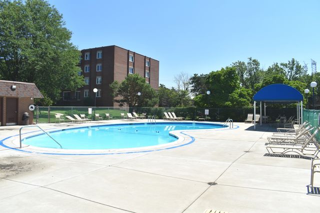 8001 W Courte Drive 310, Niles, IL 60714