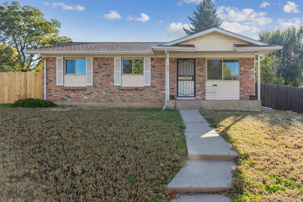 842 S Worchester Street, Aurora, CO 80012