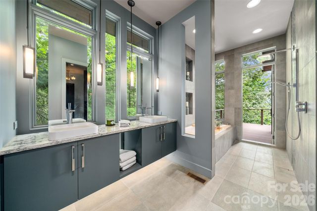 257 Bear Landing Drive, Hendersonville, NC 28792