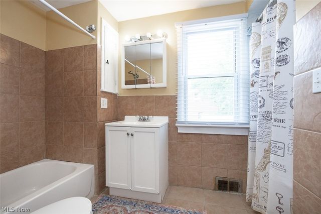 2374 Traymore Road, University Heights, OH 44118