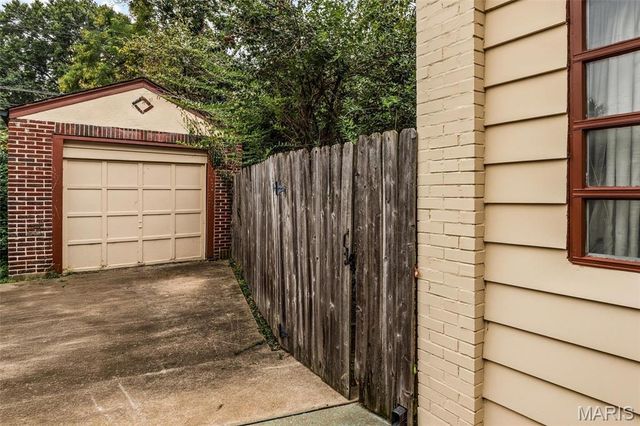 7570 Stanford Avenue, University City, MO 63130