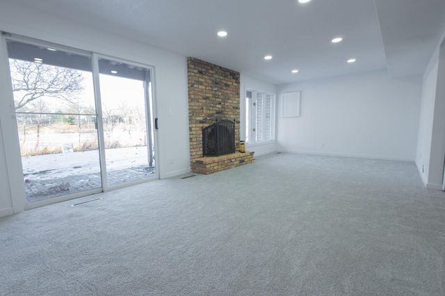 419 County Road C W, Roseville, MN 55113