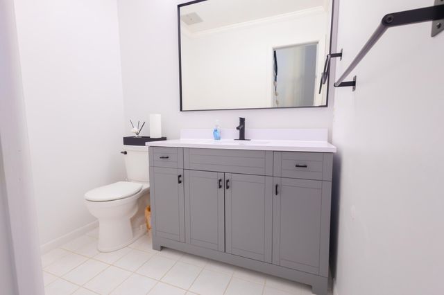 419 County Road C W, Roseville, MN 55113