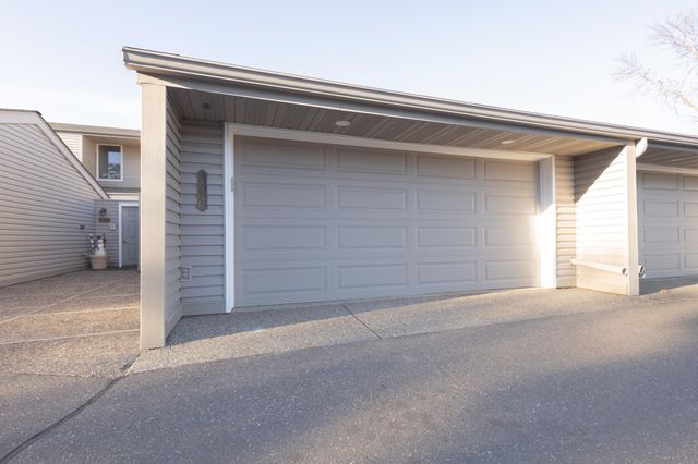 419 County Road C W, Roseville, MN 55113