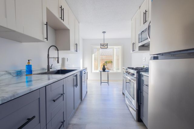 419 County Road C W, Roseville, MN 55113