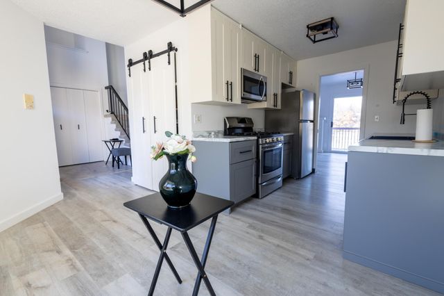 419 County Road C W, Roseville, MN 55113