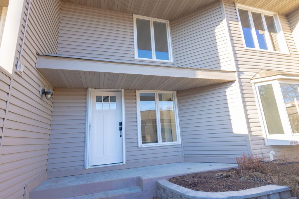 419 County Road C W, Roseville, MN 55113