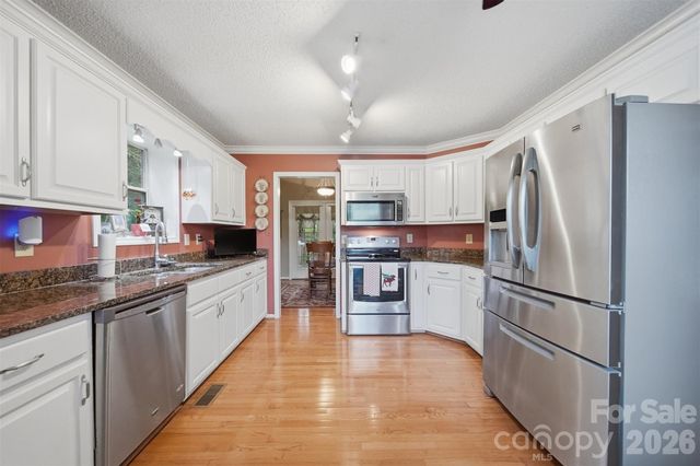 5666 Gold Creek Bay Drive, Hickory, NC 28601