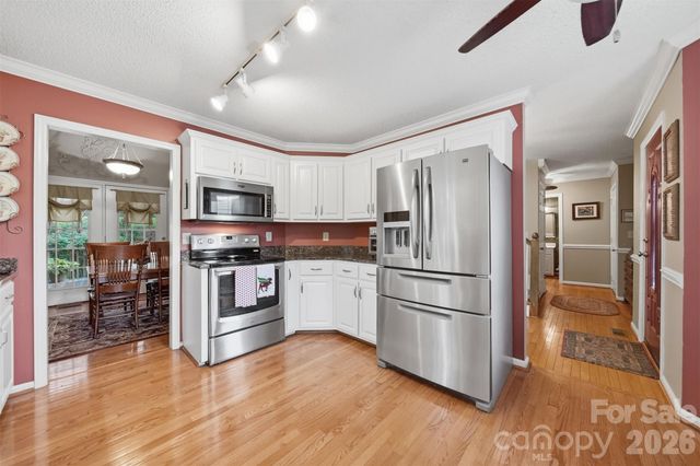 5666 Gold Creek Bay Drive, Hickory, NC 28601