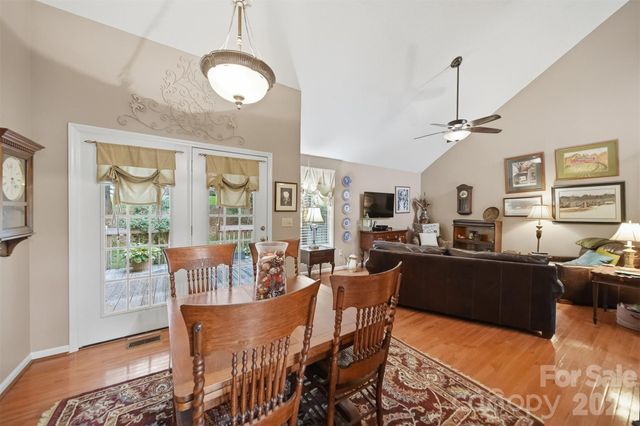 5666 Gold Creek Bay Drive, Hickory, NC 28601