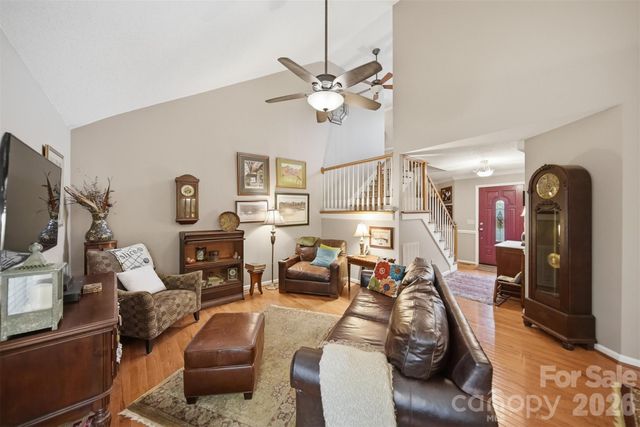 5666 Gold Creek Bay Drive, Hickory, NC 28601