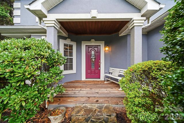 5666 Gold Creek Bay Drive, Hickory, NC 28601