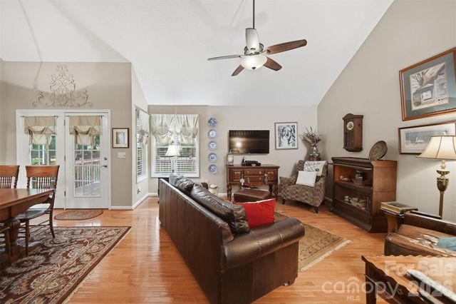 5666 Gold Creek Bay Drive, Hickory, NC 28601