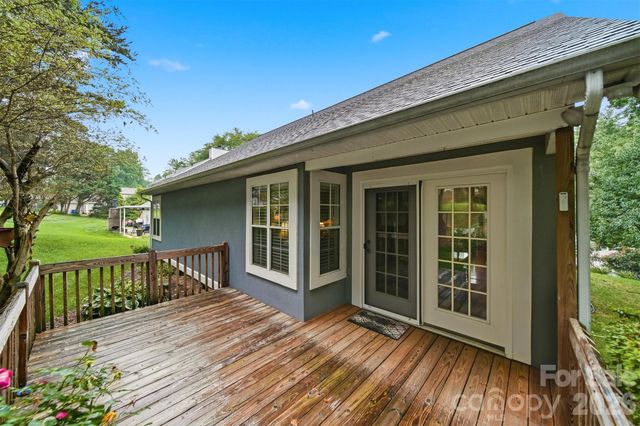 5666 Gold Creek Bay Drive, Hickory, NC 28601