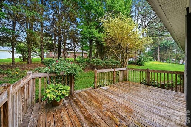 5666 Gold Creek Bay Drive, Hickory, NC 28601