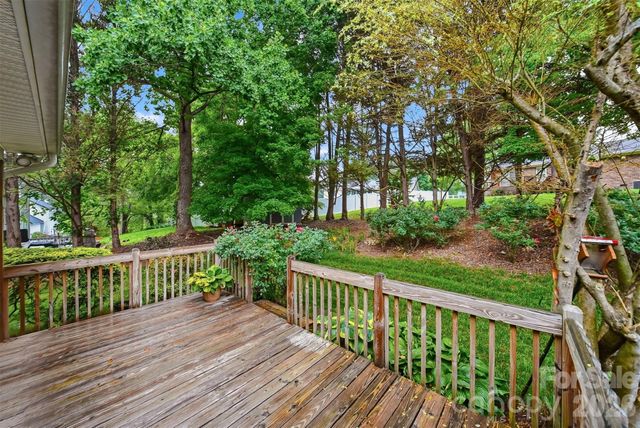 5666 Gold Creek Bay Drive, Hickory, NC 28601