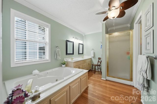 5666 Gold Creek Bay Drive, Hickory, NC 28601