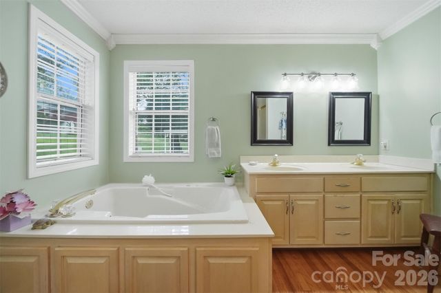 5666 Gold Creek Bay Drive, Hickory, NC 28601