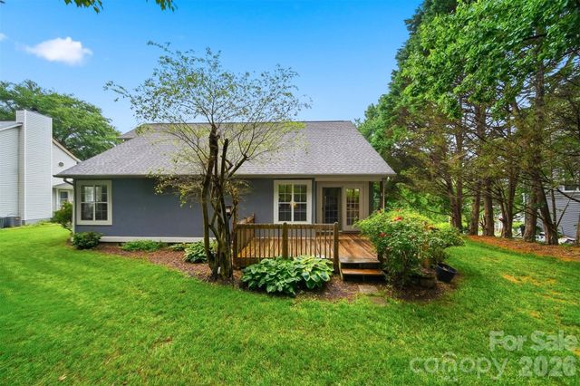 5666 Gold Creek Bay Drive, Hickory, NC 28601