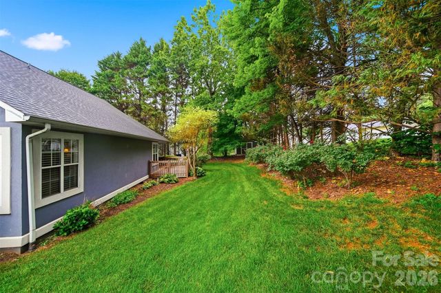 5666 Gold Creek Bay Drive, Hickory, NC 28601
