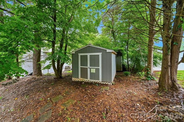 5666 Gold Creek Bay Drive, Hickory, NC 28601