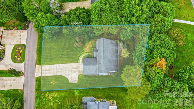 5666 Gold Creek Bay Drive, Hickory, NC 28601