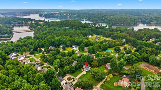 5666 Gold Creek Bay Drive, Hickory, NC 28601