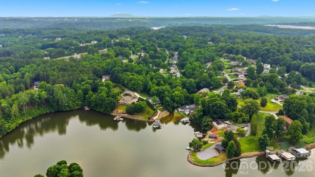 5666 Gold Creek Bay Drive, Hickory, NC 28601