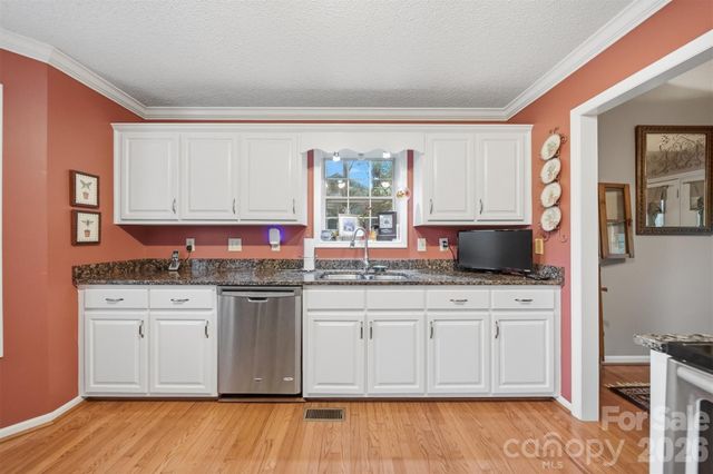 5666 Gold Creek Bay Drive, Hickory, NC 28601