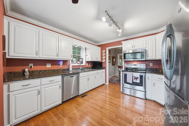 5666 Gold Creek Bay Drive, Hickory, NC 28601