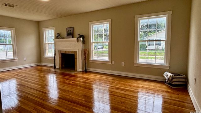 904 BISMARK ST, Seguin, TX 78155