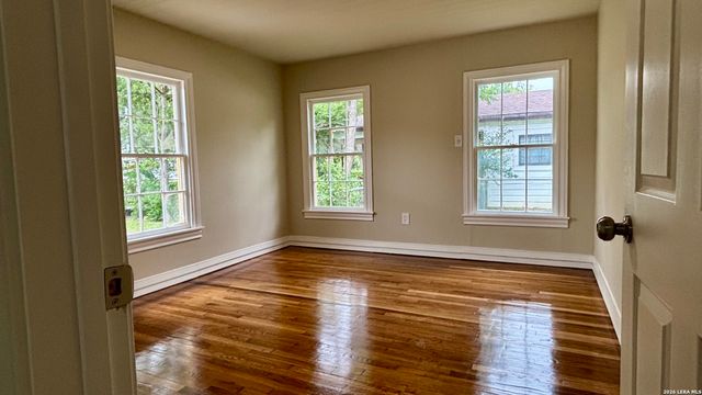 904 BISMARK ST, Seguin, TX 78155