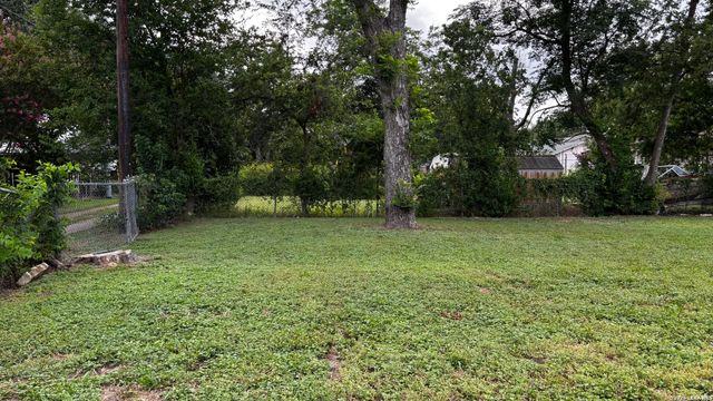 904 BISMARK ST, Seguin, TX 78155