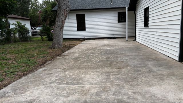 904 BISMARK ST, Seguin, TX 78155
