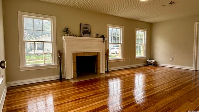 904 BISMARK ST, Seguin, TX 78155