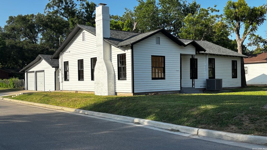 904 BISMARK ST, Seguin, TX 78155