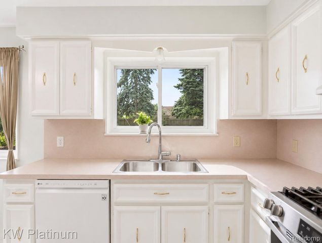 13615 Brookside Drive, Sterling Heights, MI 48313