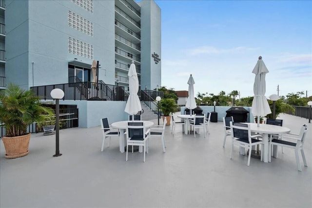 3040 Lake Shore Drive 504, Riviera Beach, FL 33404