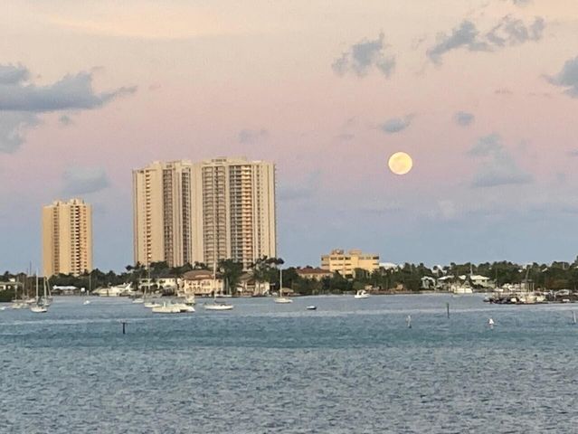 3040 Lake Shore Drive 504, Riviera Beach, FL 33404