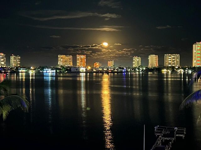 3040 Lake Shore Drive 504, Riviera Beach, FL 33404